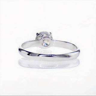Klassische Vollendung – 18K Weißgold-Ring mit 0,71 ct Diamant im Brillantschliff