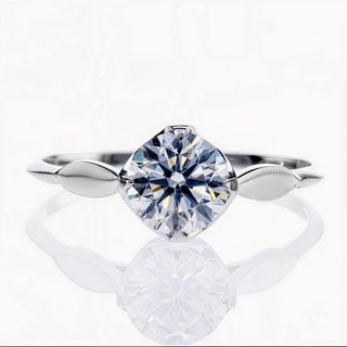 Strahlende Reinheit – 18K Weißgold-Ring mit 0,91 ct Diamant im Brillantschliff